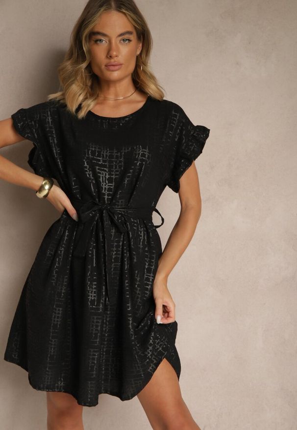 Renee - Czarna Sukienka z Paskiem i Falbankami przy Rękawach Folunelle. Okazja: na co dzień. Typ kołnierza: kołnierz z falbankami. Kolor: czarny. Styl: klasyczny, elegancki, casual