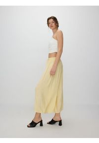 Reserved - Spodnie culotte z wiskozą - jasnożółty. Kolor: żółty. Materiał: wiskoza. Wzór: gładki #1