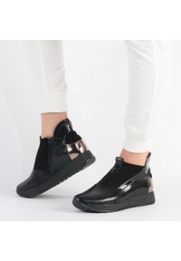 Czarne sneakersy damskie Jezzi Asa195-2. Kolor: czarny. Materiał: skóra, lakier. Szerokość cholewki: normalna