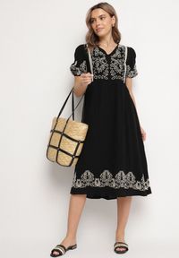 Born2be - Czarna Bawełniana Sukienka Boho o Rozkloszowanym Kroju Zdobiona Haftem Lannivra. Okazja: na imprezę, na co dzień. Typ kołnierza: dekolt w kształcie V. Kolor: czarny. Materiał: bawełna. Wzór: aplikacja, haft. Sezon: lato. Typ sukienki: rozkloszowane. Styl: boho #6
