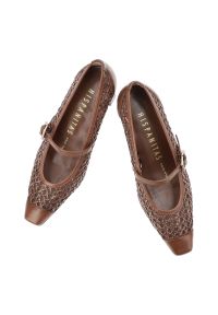 Czółenka damskie Hispanitas, z łączonych materiałów z ażurową cholewką o plecionym wykończeniu i paskiem, brązowe, RHV264609 Soho-V26. Okazja: do pracy. Zapięcie: pasek. Kolor: brązowy. Materiał: materiał. Szerokość cholewki: normalna. Wzór: ażurowy. Obcas: na obcasie. Wysokość obcasa: średni #2