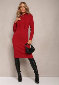 Renee - Bordowa Wełniana Sukienka w Prążki z Kapturem Opiuda. Typ kołnierza: kaptur. Kolor: czerwony. Materiał: wełna. Wzór: prążki. Sezon: zima #1