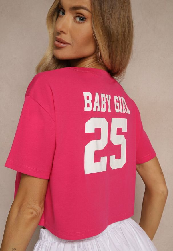 Renee - Fuksjowy Krótki T-shirt z Bawełny o Kroju Oversize Zarvela. Okazja: na co dzień. Kolor: różowy. Materiał: bawełna. Długość: krótkie. Wzór: aplikacja. Styl: sportowy, casual, elegancki