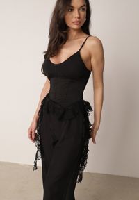 Born2be - Czarna Bluzka z Wiskozą i Koronkowym Dołem Himenore. Okazja: na urodziny, na imprezę. Typ kołnierza: kołnierz z falbankami. Kolor: czarny. Materiał: wiskoza, koronka. Długość rękawa: na ramiączkach. Długość: krótkie. Wzór: koronka. Styl: elegancki #8