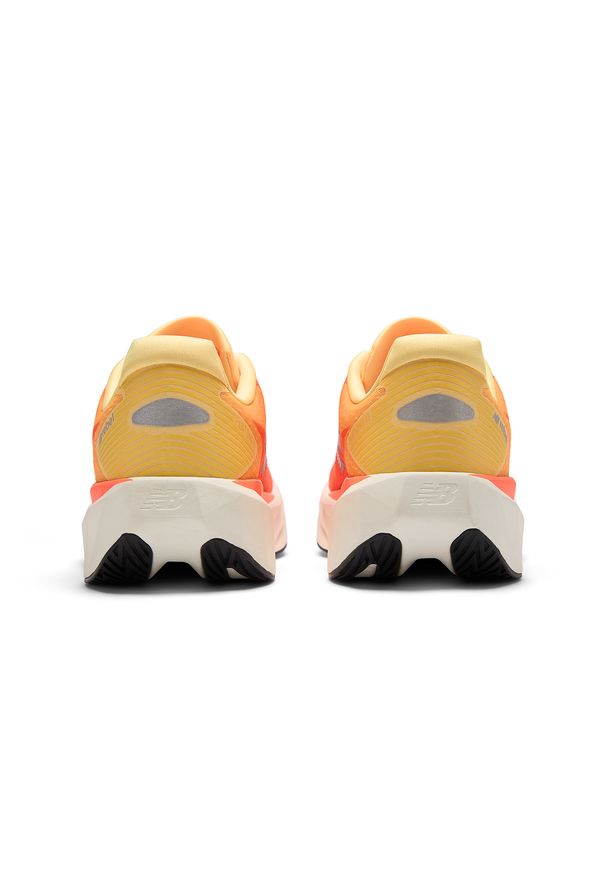 Buty męskie New Balance FuelCell Rebel v5 MFCX3L8 – pomarańczowe. Kolor: pomarańczowy. Materiał: materiał, syntetyk, guma. Szerokość cholewki: normalna. Wzór: geometria. Sport: fitness, bieganie