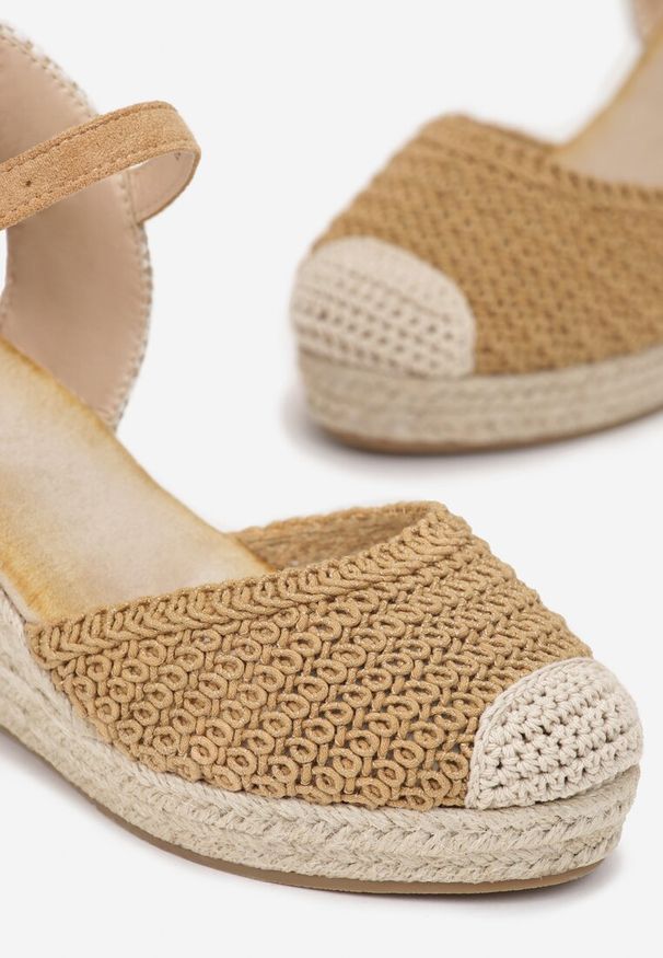 Born2be - Brązowe Sandały na Plecionym Koturnie Ivorie. Nosek buta: okrągły. Zapięcie: sprzączka. Kolor: brązowy. Obcas: na koturnie. Styl: boho