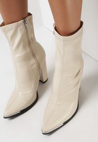 Born2be - Beżowe Botki Sofina. Wysokość cholewki: za kostkę. Nosek buta: szpiczasty. Zapięcie: zamek. Kolor: beżowy. Szerokość cholewki: normalna. Obcas: na obcasie. Styl: klasyczny. Wysokość obcasa: wysoki #6