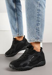 Renee - Czarne Sneakersy Ozdobione Tłoczoną Cholewką Pillitha. Okazja: na co dzień. Kolor: czarny. Materiał: jeans. Szerokość cholewki: normalna. Wzór: aplikacja. Obcas: na płaskiej podeszwie