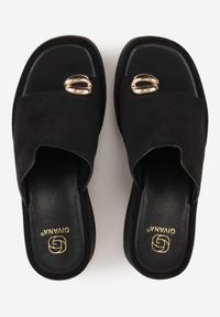 Renee - Czarne Klapki Japonki z Ozdobnym Paskiem na Palec na Koturnie Dorialena. Nosek buta: otwarty. Kolor: czarny. Materiał: skóra, zamsz. Sezon: lato. Obcas: na koturnie. Wysokość obcasa: średni #8