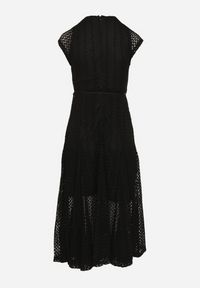 Born2be - Czarna Rozkloszowana Sukienka z Ażurowym Wzorem i Paskiem Galindella. Kolor: czarny. Wzór: ażurowy. Styl: klasyczny #3