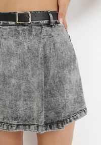 Born2be - Szare Szorty Jeansowe Imitujące Spódnicę Mini z Paskiem Arenie. Kolor: szary. Materiał: jeans #3