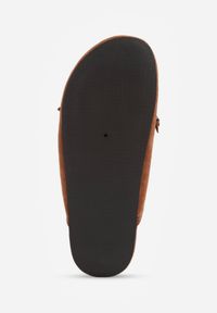 Born2be - Brązowe Klapki VICES Typu Mule z Koralikami Frędzlami i Kokardą Dioleora. Okazja: na co dzień. Kolor: brązowy. Wzór: aplikacja. Styl: casual, elegancki #7