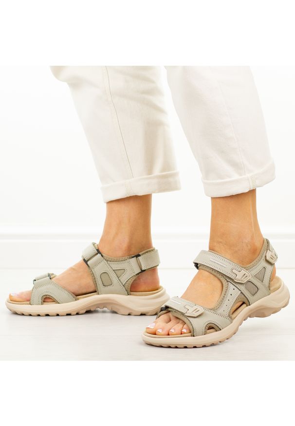 Beżowe skórzane sandały damskie Unisoft 18-56. Okazja: na co dzień, na spacer. Zapięcie: rzepy. Kolor: beżowy. Materiał: skóra. Sezon: wiosna, lato. Styl: klasyczny, casual