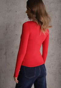 Renee - Czerwona Bluzka z Elastycznego Materiału o Kwadratowym Dekolcie z Wiskozą Nemosa. Typ kołnierza: dekolt kwadratowy. Kolor: czerwony. Materiał: materiał, wiskoza. Długość rękawa: długi rękaw. Długość: długie #8