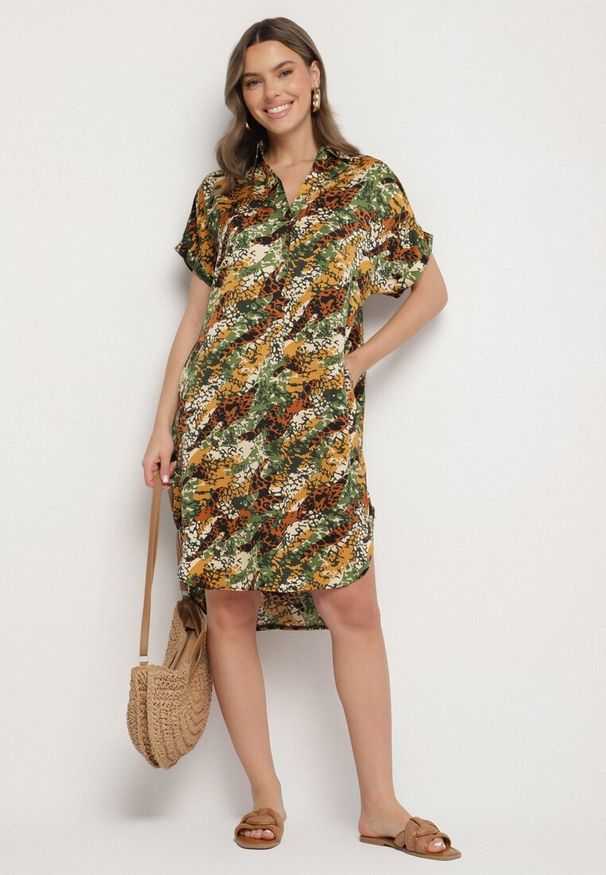 Born2be - Zielona Pudełkowa Sukienka z Wiskozy w Dekoltem w Serek Rinalissa. Okazja: na co dzień. Typ kołnierza: dekolt w serek. Kolor: zielony. Materiał: wiskoza. Długość rękawa: krótki rękaw. Styl: elegancki, casual, klasyczny