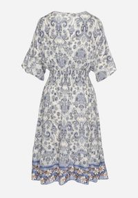 Born2be - Granatowa Sukienka z Wiskozy w Ornamentalny Wzór z Szeroką Gumką w Pasie Tanissla. Okazja: do pracy, na spotkanie biznesowe, na co dzień, na randkę. Typ kołnierza: dekolt w kształcie V. Kolor: niebieski. Materiał: wiskoza. Długość rękawa: krótki rękaw. Sezon: wiosna, lato. Styl: klasyczny, casual, elegancki, biznesowy #7