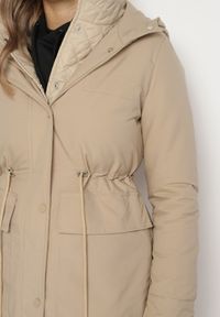 Born2be - Ciemnobeżowa Długa Kurtka z Kapturem i Ściągaczem w Talii Tarlinia. Okazja: na co dzień. Typ kołnierza: kaptur. Kolor: beżowy. Materiał: dzianina. Długość: długie. Wzór: aplikacja. Styl: casual, elegancki #6