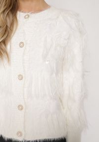 Born2be - Jasnobeżowy Kardigan z Wełną o Fakturze Imitującej Pióra z Ozdobnymi Guzikami Mevinalia. Okazja: na co dzień, do pracy, na spotkanie biznesowe. Kolor: beżowy. Materiał: wełna. Wzór: aplikacja. Sezon: zima, jesień. Styl: biznesowy, klasyczny, casual, elegancki #5