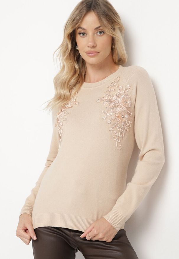 Born2be - Ciemnobeżowy Sweter z Koronkowymi Wstawkami z Bawełną Deriera. Okazja: na co dzień. Kolor: beżowy. Materiał: koronka, bawełna. Długość rękawa: długi rękaw. Długość: długie. Wzór: aplikacja. Styl: klasyczny, casual, elegancki