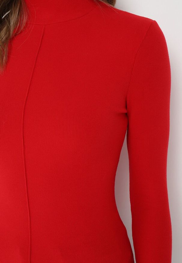 Born2be - Czerwony Sweter Golf o Dopasowanym Kroju Ryler. Okazja: na co dzień. Typ kołnierza: golf. Kolor: czerwony. Długość: długie. Wzór: aplikacja. Materiał: jeans, materiał. Długość rękawa: długi rękaw. Sezon: zima. Styl: klasyczny, casual