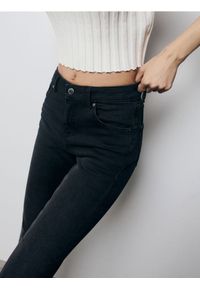 Reserved - Jeansy slim mid rise - czarny. Kolor: czarny #1