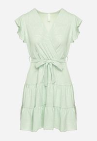 Born2be - Jasnozielona Kopertowa Sukienka Ozdobiona Falbanami i Paskiem Liliessa. Okazja: na co dzień. Typ kołnierza: dekolt w kształcie V. Kolor: zielony. Wzór: aplikacja. Typ sukienki: kopertowe. Styl: klasyczny, casual, elegancki #6