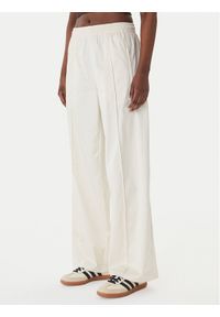 Adidas - adidas Spodnie dresowe Pearl Firebird KE3393 Écru Loose Fit. Kolor: kremowy. Materiał: syntetyk #1