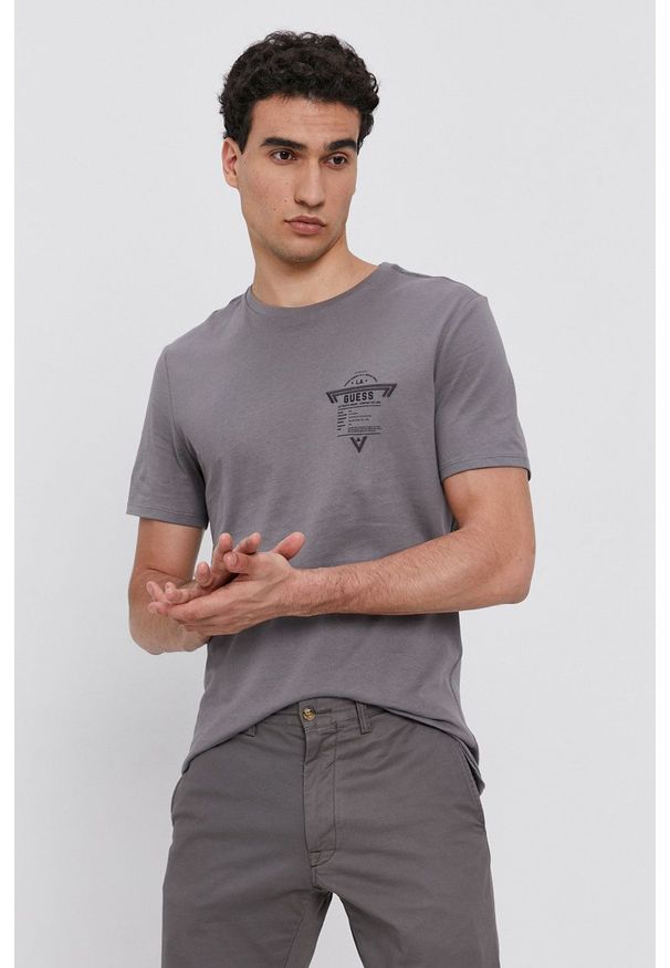 Guess - T-shirt bawełniany. Okazja: na co dzień. Kolor: szary. Materiał: bawełna. Wzór: nadruk. Styl: casual