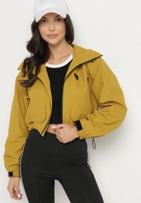 Born2be - Żółta Kurtka Oversize z Nieodpinanym Kapturem i Kieszeniami Firlio. Okazja: na co dzień. Kolor: żółty. Materiał: jeans. Długość rękawa: długi rękaw. Długość: długie. Styl: casual, elegancki, klasyczny #6