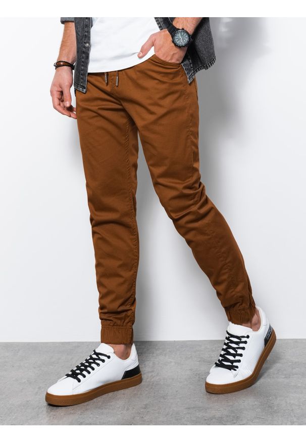 Ombre Clothing - Spodnie męskie joggery P908 - brązowe - XXL. Okazja: na co dzień. Kolor: brązowy. Materiał: bawełna, elastan. Wzór: aplikacja. Styl: klasyczny, casual