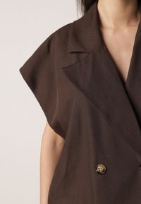 Born2be - Brązowa Garniturowa Kamizelka Oversize z Dwurzędowym Zapięciem Edriana. Okazja: na co dzień, na spotkanie biznesowe, do pracy. Kolor: brązowy. Materiał: poliester, jeans. Styl: casual, biznesowy, elegancki, klasyczny #5