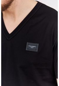 Dolce and Gabbana - DOLCE & GABBANA Czarny t-shirt męski w serek z aplikacją z logo. Typ kołnierza: dekolt w serek. Kolor: czarny. Materiał: prążkowany. Wzór: aplikacja