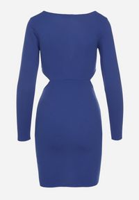 Born2be - Niebieska Sukienka o Dopasowanym Kroju z Wycięciami w Talii Halassia. Okazja: na randkę, na co dzień. Typ kołnierza: dekolt w serek. Kolor: niebieski. Długość rękawa: długi rękaw. Typ sukienki: dopasowane, proste. Styl: casual, elegancki #6