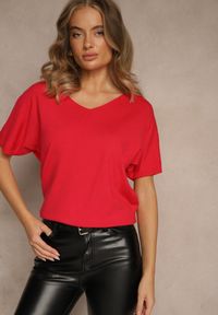 Renee - Czerwony T-shirt z Dzianiny z Dekoltem w Serek Fenalise. Okazja: na co dzień. Typ kołnierza: dekolt w serek. Kolor: czerwony. Materiał: dzianina. Wzór: aplikacja. Styl: casual