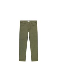 Wrangler - WRANGLER MĘSKIE SPODNIE MATERIAŁOWE LARSTON DUSTY OLIVE 112356816. Materiał: materiał