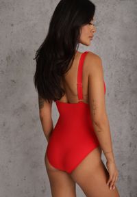 Renee - Czerwony Strój Kąpielowy Jednoczęściowy z Metaliczną Aplikacją i Marszczeniem Kylrahne. Kolekcja: plus size. Kolor: czerwony. Materiał: len. Wzór: aplikacja #2