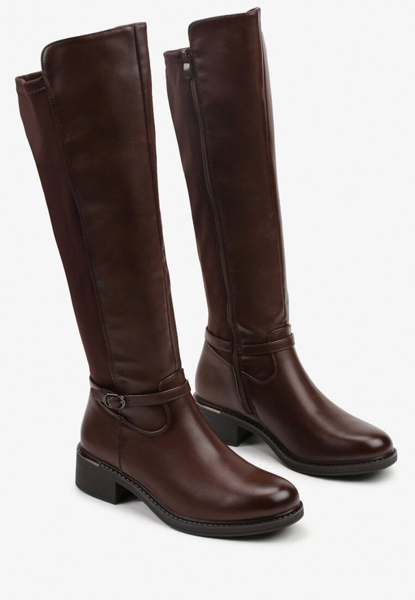 Renee - Brązowe Kozaki Typu Oficerki z Klamrą na Pasku Esillea. Okazja: na co dzień. Zapięcie: klamry. Kolor: brązowy. Materiał: jeans. Sezon: jesień. Styl: casual