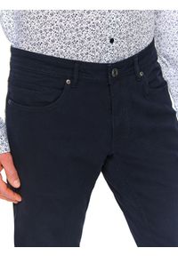 TOP SECRET - Spodnie ze strukturalnej tkaniny dopasowane. Okazja: na co dzień. Kolor: niebieski. Materiał: tkanina. Długość: długie. Styl: casual, elegancki #2