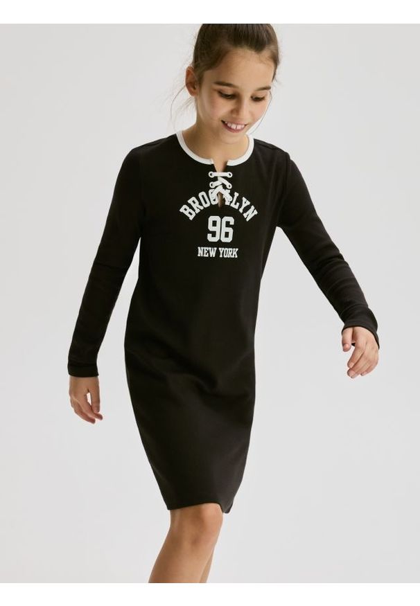 Reserved - Dzianinowa sukienka z nadrukiem - brązowy. Kolor: brązowy. Materiał: dzianina. Wzór: nadruk. Typ sukienki: proste