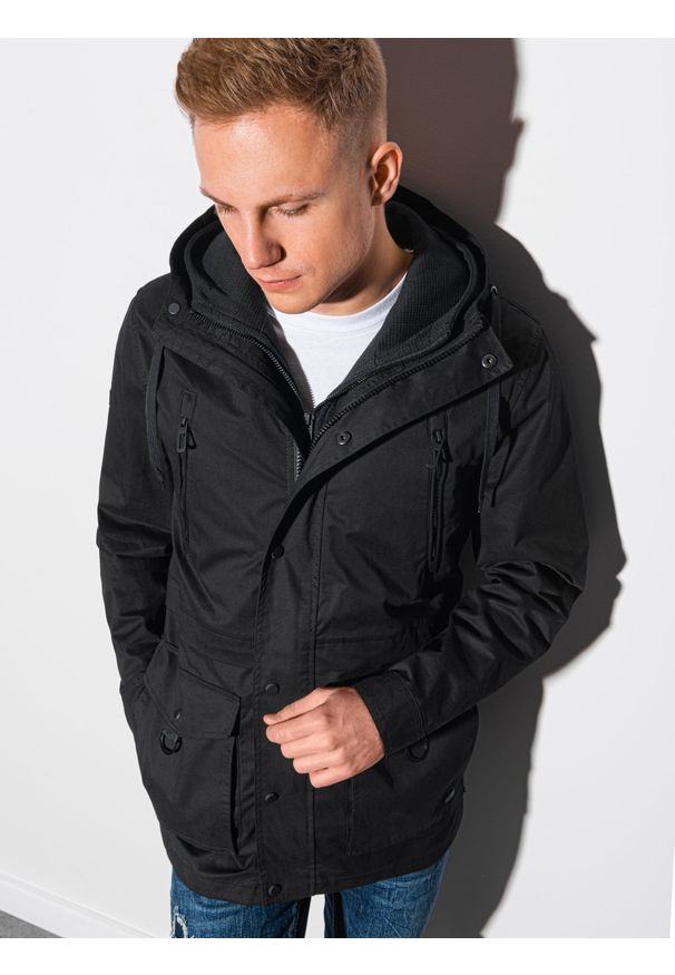 Czarna kurtka Ombre Clothing na wiosnę