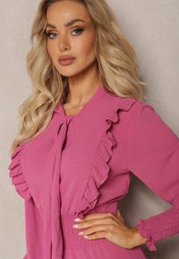 Renee - Ciemnoróżowa Maxi Sukienka Rozkloszowana z Falbankami i Wiązaniem przy Dekolcie Pallam. Typ kołnierza: kołnierz z falbankami. Kolor: różowy. Długość: maxi