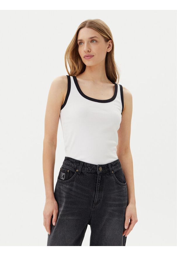 Pieces Top May 17154484 Biały Slim Fit. Kolor: biały. Materiał: bawełna