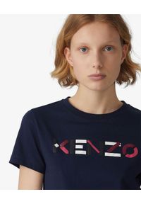 Kenzo - KENZO - Granatowa koszulka z logo. Kolor: niebieski. Materiał: bawełna. Wzór: aplikacja. Styl: klasyczny