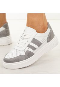 Białe skórzane półbuty damskie Cambell 40343. Okazja: na co dzień. Nosek buta: okrągły. Zapięcie: sznurówki. Kolor: biały. Materiał: skóra. Sezon: wiosna, lato, jesień. Styl: casual, klasyczny, sportowy #1