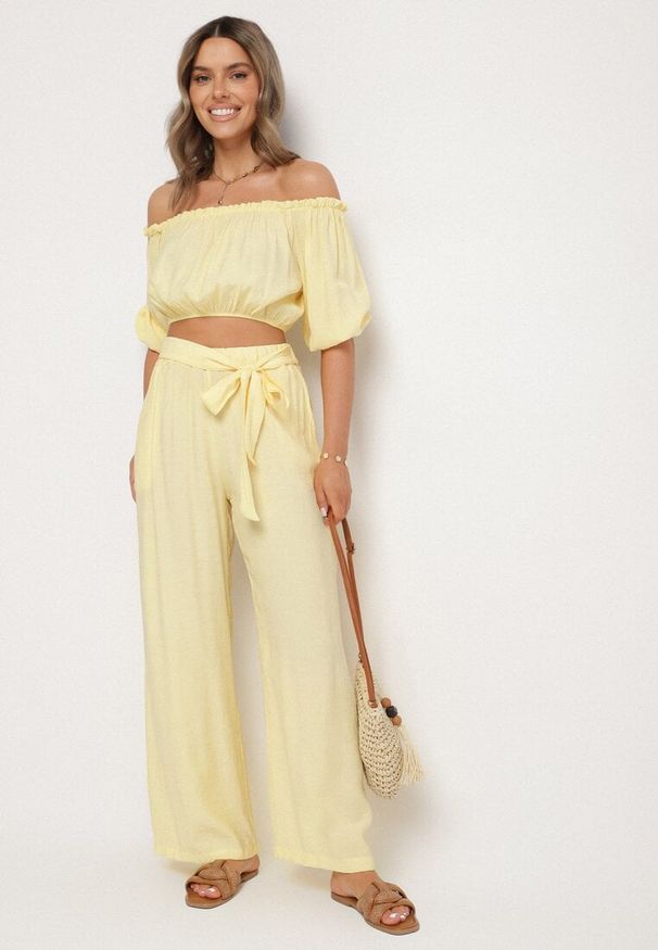 Born2be - Żółty Komplet Szerokie Spodnie i Bluzka z Bufiastymi Rękawami Idasela. Kolor: żółty. Materiał: jeans