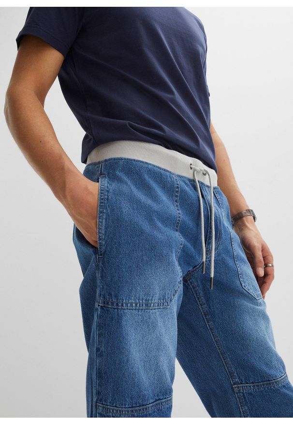 bonprix - Lekkie długie bermudy jeansowe z elastyczną gumką w talii, relaxed fit. Kolor: niebieski. Długość: długie. Wzór: prążki