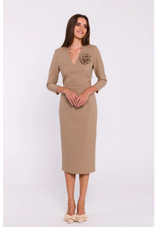 Stylove - Elegancka sukienka ołówkowa z dekoltem V beżowa. Okazja: na co dzień, na randkę, na spotkanie biznesowe, na ślub cywilny, do pracy, na wesele, na imprezę. Typ kołnierza: dekolt w kształcie V. Kolor: beżowy. Materiał: tkanina, elastan. Wzór: aplikacja, kwiaty. Typ sukienki: ołówkowe. Styl: elegancki. Długość: midi
