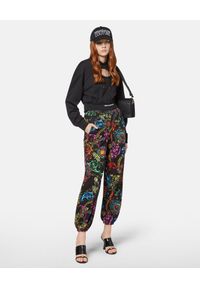 Versace Jeans Couture - VERSACE JEANS COUTURE - Spodnie dresowe z nadrukiem Regalia. Kolor: czarny. Materiał: dresówka. Wzór: nadruk #3