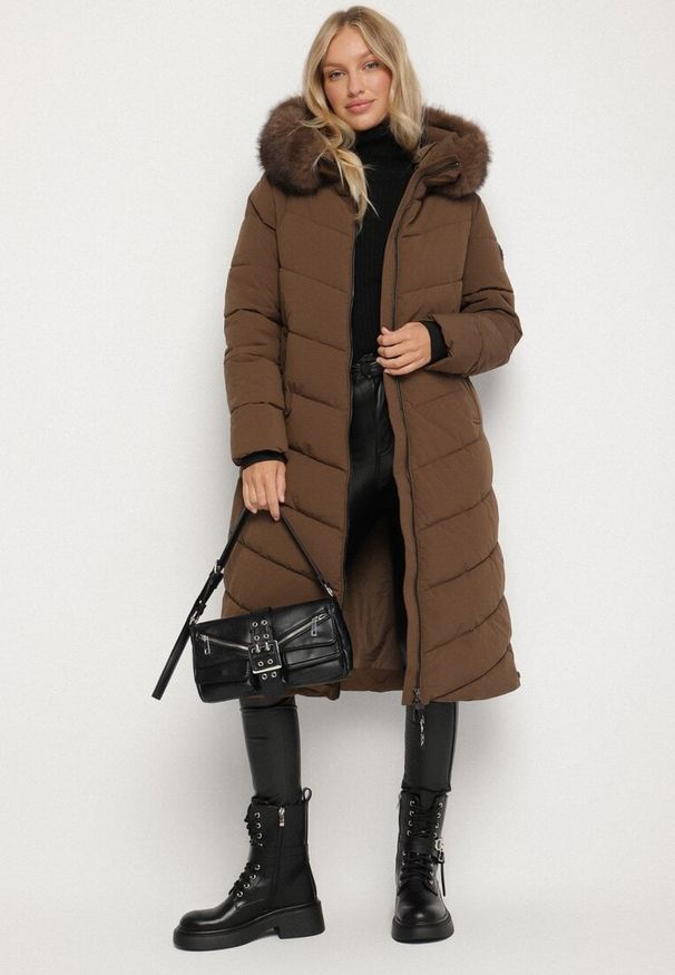 Born2be - Brązowa Długa Kurtka z Pikowanymi Przeszyciami i Kapturem z Futerkiem Galella. Okazja: na co dzień. Kolor: brązowy. Materiał: futro. Długość: długie. Styl: elegancki, casual, klasyczny