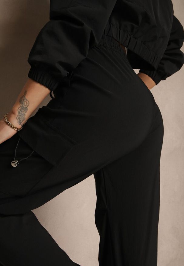 Renee - Czarne Spodnie z Bawełną Typu Cargo High Waist Puvoria. Okazja: na co dzień, na spacer. Stan: podwyższony. Kolor: czarny. Materiał: bawełna. Styl: casual